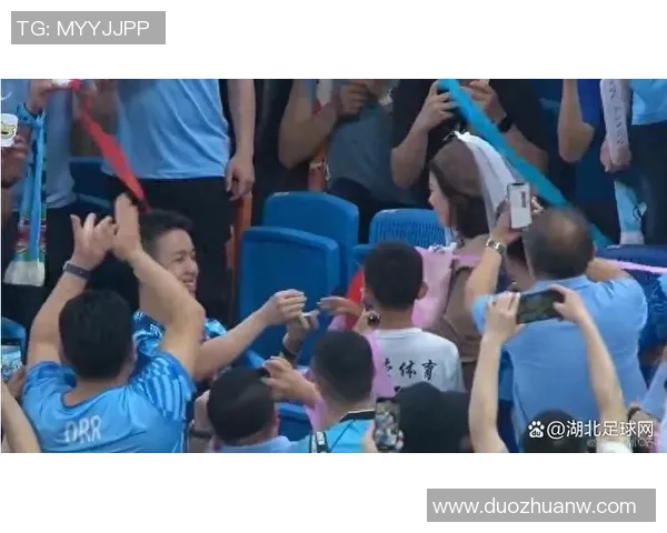 足球明星浪漫求婚瞬间合集感动无数球迷的爱情故事 足球明星浪漫求婚瞬间合集感动无数球迷的爱情故事